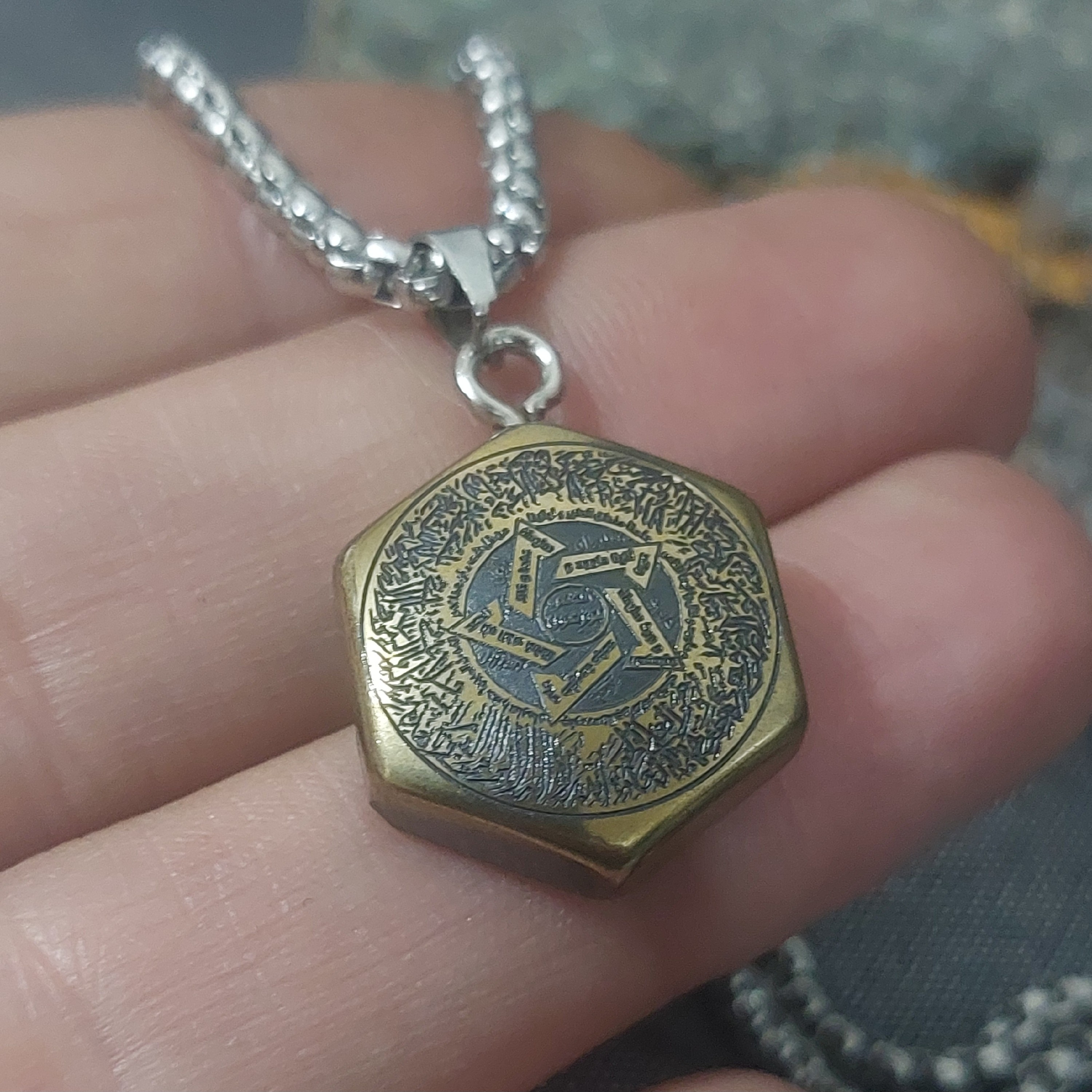 گردنبند حدید طلایی اصل 4 دعا شش ضلعی