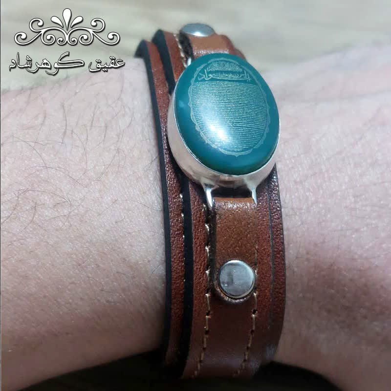 دستبند چرم قهوه ای عقیق سبز با حکاکی حرز کامل امام جواد(ع)