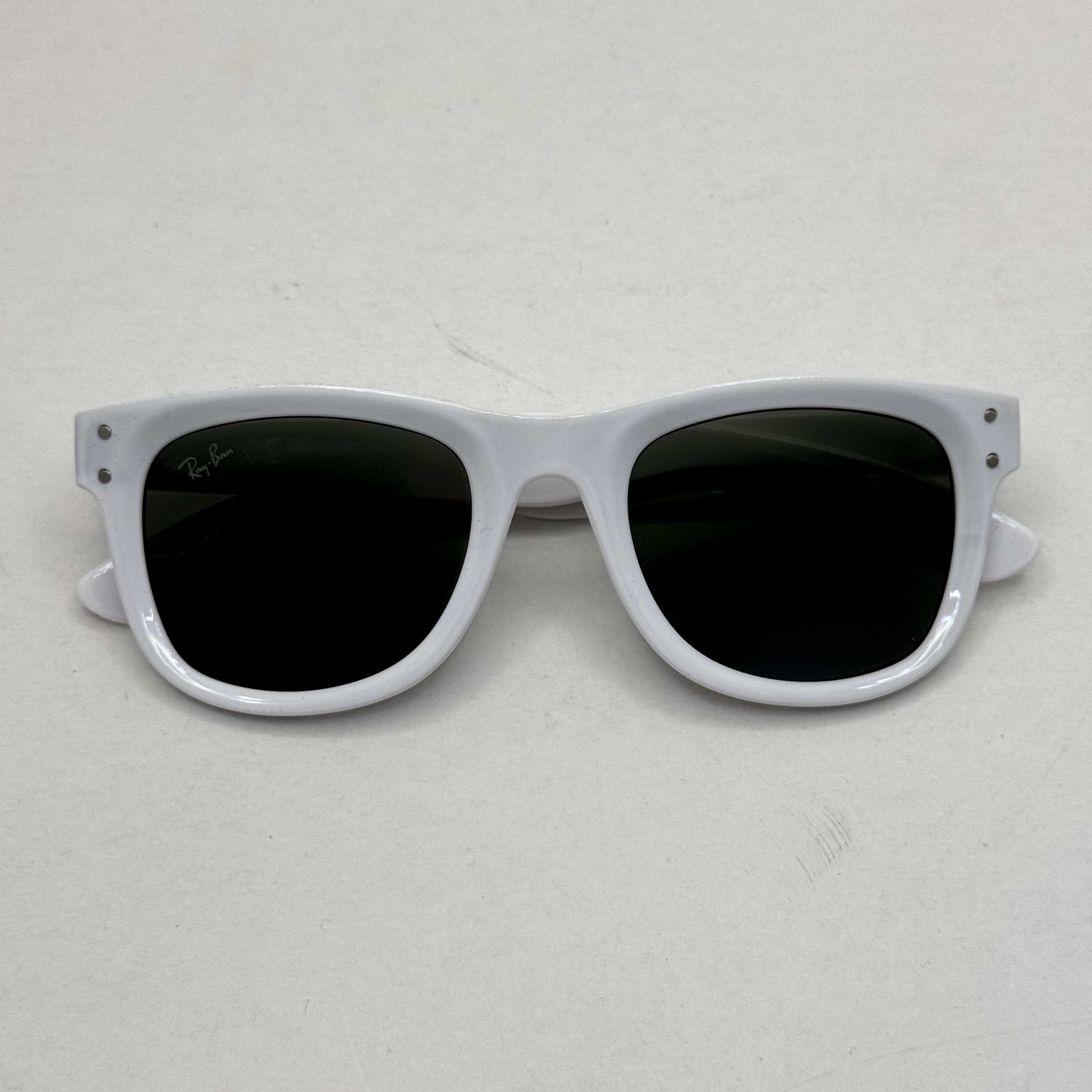 عینک آفتابی ریبن ویفرر ریورس سفید عدسی سبز به همراه پک کامل rayban (ارسال رایگان)