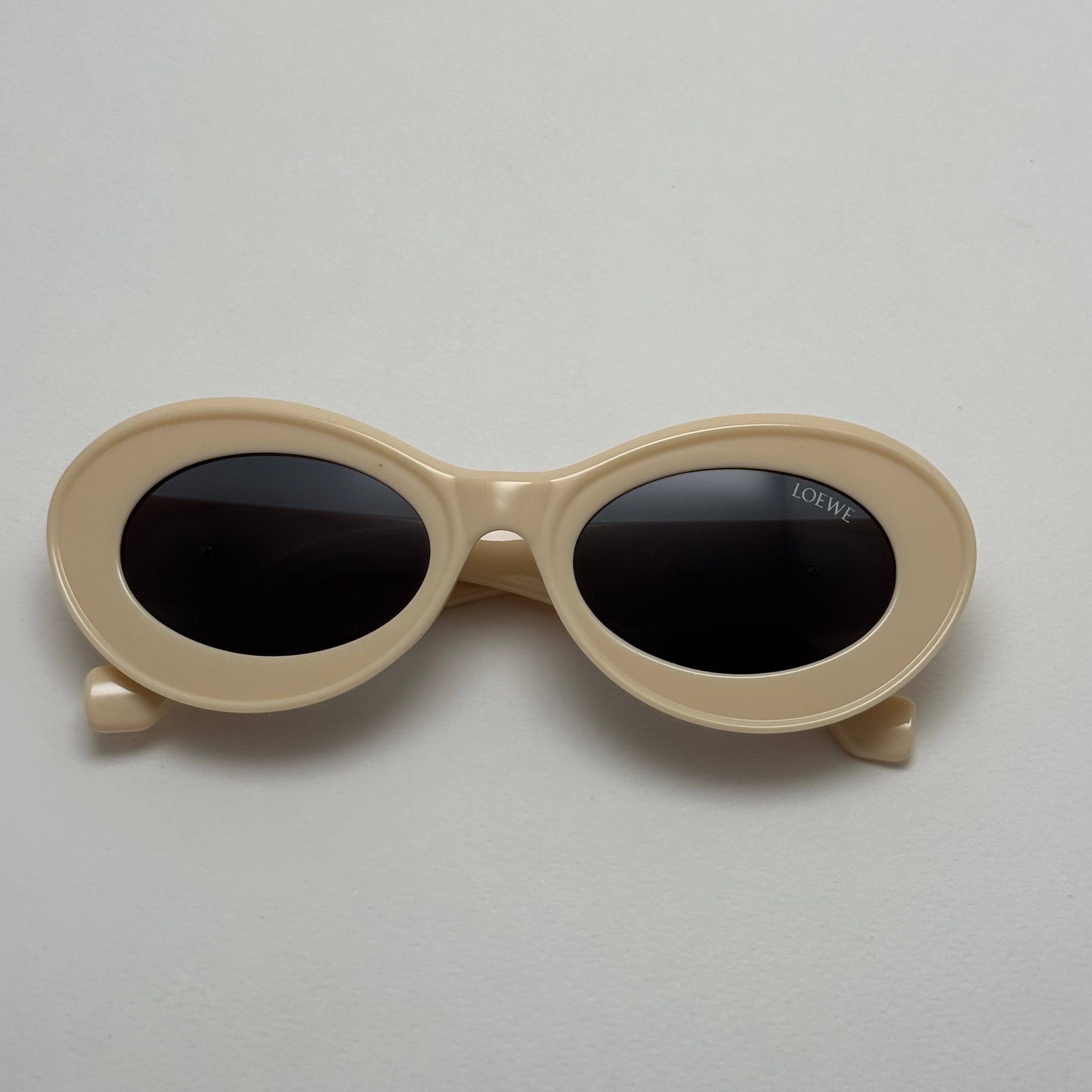 عینک آفتابی زنانه Loewe Oval Chunky لووه بیضی کرمی کد 1207 (ارسال رایگان)