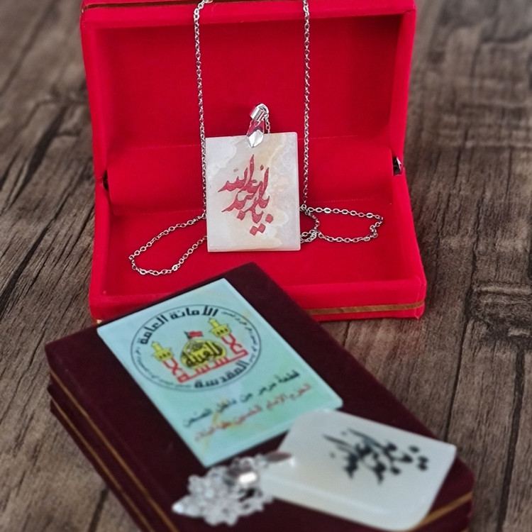سنگ حرم امام حسین باسنداصالت (بازنجیراستیل آویز داربا نوشته حکاکی لیزری (و هدیه مهر کربلا و جعبه مخمل )