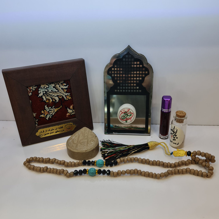 بسته فرهنگی سوغات کربلا ( حسیُن مّنی )7 عنوان سنگ حرم قاب فرش عطر حرم امام حسین تسبیح مهر تربت کربلا وآب سرداب حرم